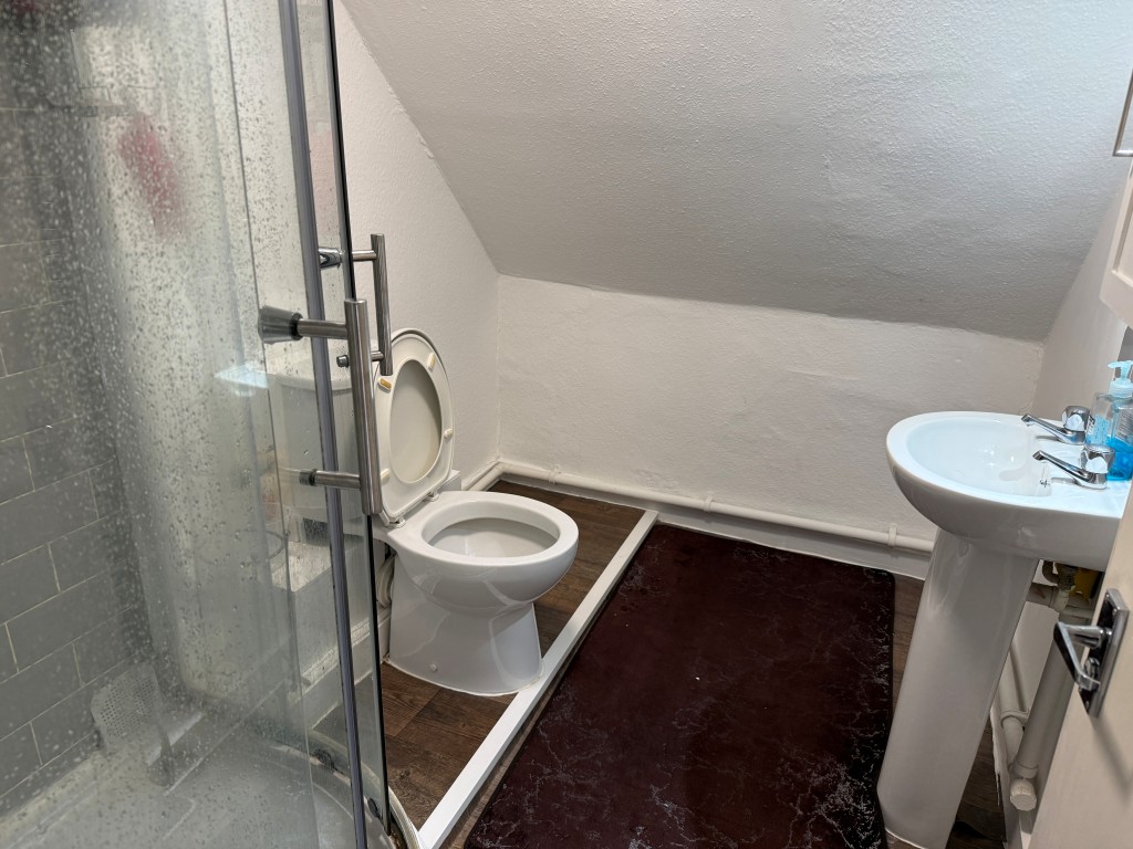 Lot: 43 - MIXED USE INVESTMENT IN TOWN CENTRE PRODUCING APPROX. £34,000 PER ANNUM - Rear shower room with white suite